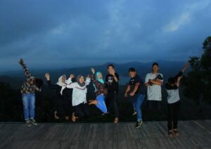 foto bersama teman teman di bukit pule payung jogja