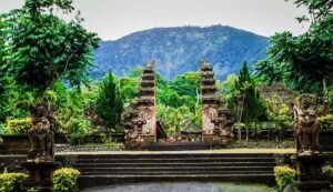 EMEGAHAN PURA LUHUR BATUKARU DI TABANAN, BALI