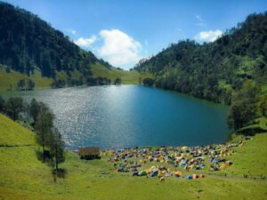 Ranukumbolo: Danau Tertinggi yang Diselimuti Mitos